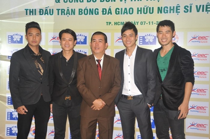 Từ trái qua, các "cầu thủ" nghệ sĩ: Thanh Duy, Vân Quang Long, Nhật Cường, Chánh Nghĩa, Trần Quý.