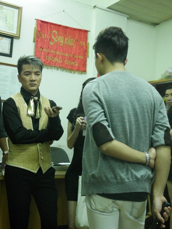 MC Trấn Thành dành nhiều thời gian đứng cạnh, trò chuyện cùng Mr Đàm trước khi bước ra sân khấu trình diễn.