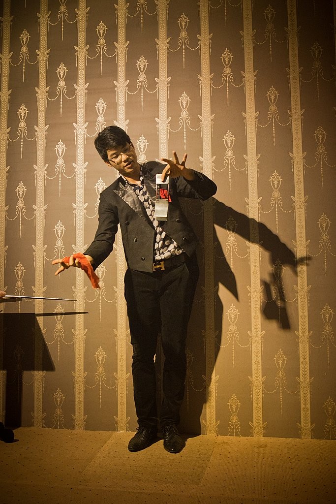 Trước ngày lên đường tham dự cuộc thi Mr.World tại Anh, Nam Thành đã dành thơi gian luyện tập tiết mục ảo thuật của mình.