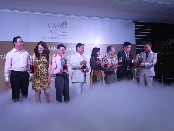 Hội đồng quản trị nhà hàng Hera Palace rót rượu mừng ngày khai trương.