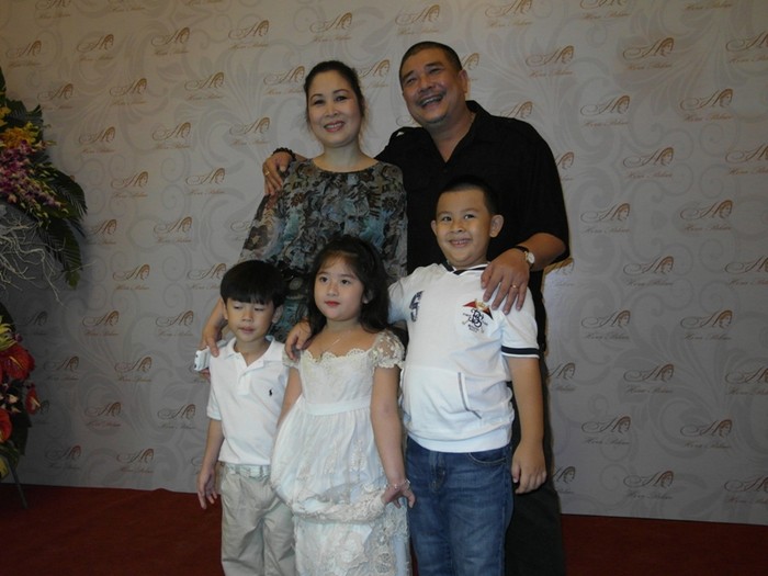 Vợ chồng Lê Tuấn Anh - NSND Hồng Vân và con gái chụp ảnh cùng hai con trai của người bạn thân - Nghệ sĩ Phước Sang.
