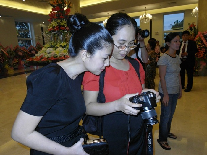 Kim Thư đang xem lại những tấm hình của phóng viên chụp.