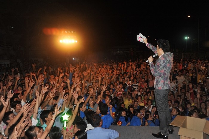Dương Triệu Vũ đã hát và ký tặng DVD của mình cho khán giả, ngay trên sân khấu.