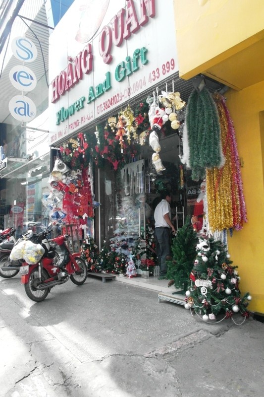 Một cửa hàng bán đồ trang trí Giáng sinh nằm trên đường Hai Bà Trưng, Quận 1.