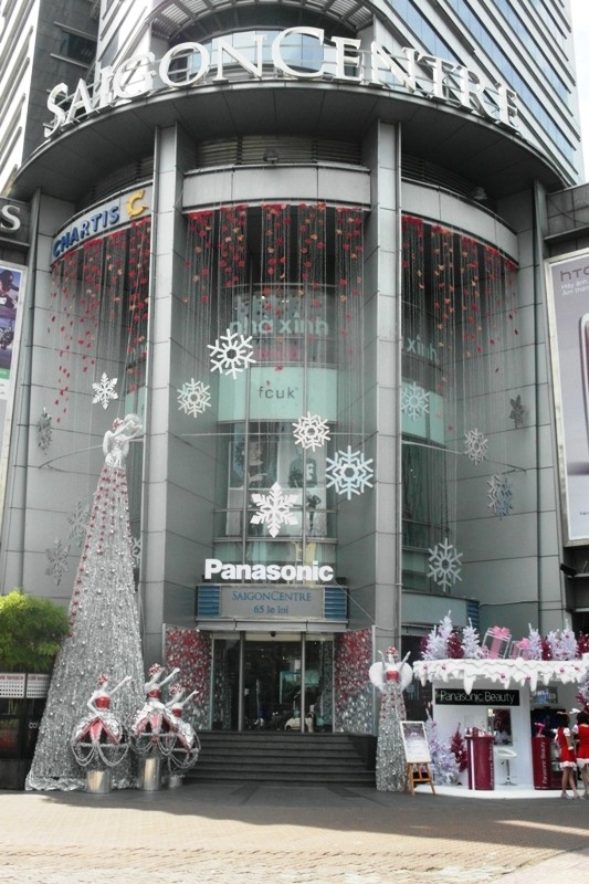 Khu mua sắm Sài Gòn Center nằm trên đường Lê Lợi "ngập tuyết...."