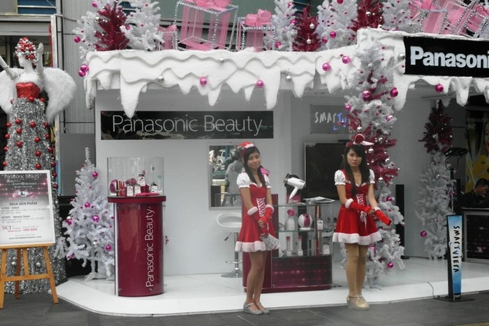 Hai cô gái xinh đẹp mặc áo đỏ, đứng trước trung tâm mua sắm Sài Gòn Center lẩm nhẩm bài Jingle bell....