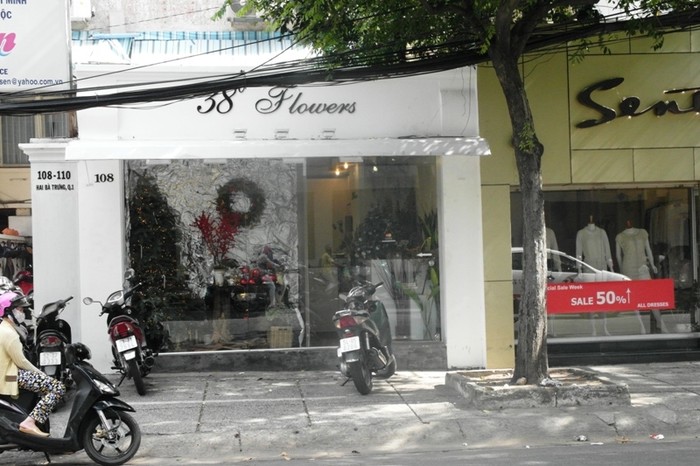 Một cửa hàng hoa đã trang trí mặt tiền rất...Giáng sinh từ những ngày trước.