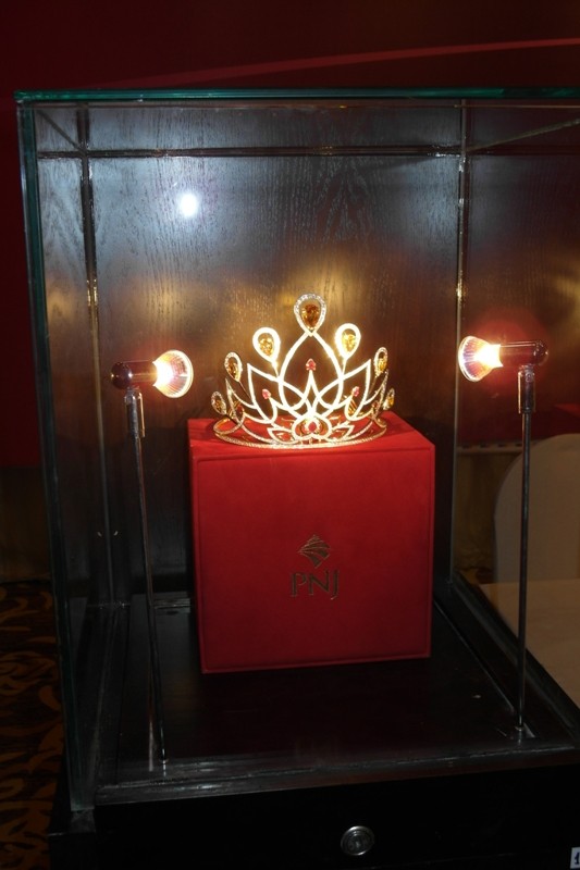 Chiếc vương miện bằng bạc, đính 700 viên đá quý, được công ty vàng bạc đá quý PNJ chế tác theo hình mẫu hoa sen, trị giá hơn 500 triệu đồng sẽ trao cho người đẹp xứng đáng năm nay.