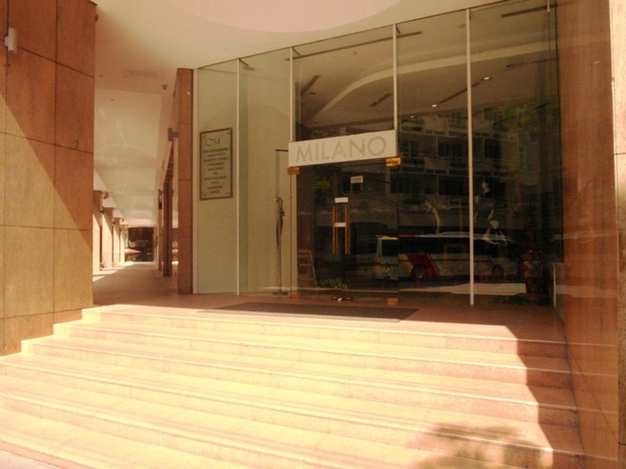 Cửa hàng Milano tại số 88 Đồng Khởi, Quận 1, TP.HCM vẫn đóng cửa im ỉm sáng nay, 12.12. Ảnh: Dương Cầm