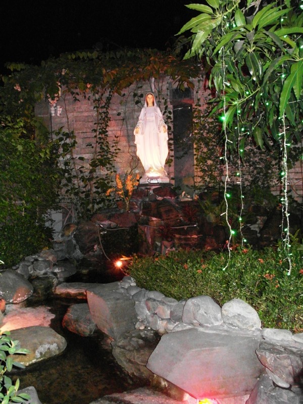 Tượng Đức Mẹ Maria được bày trí ngay một vị trí trang trọng nhất.