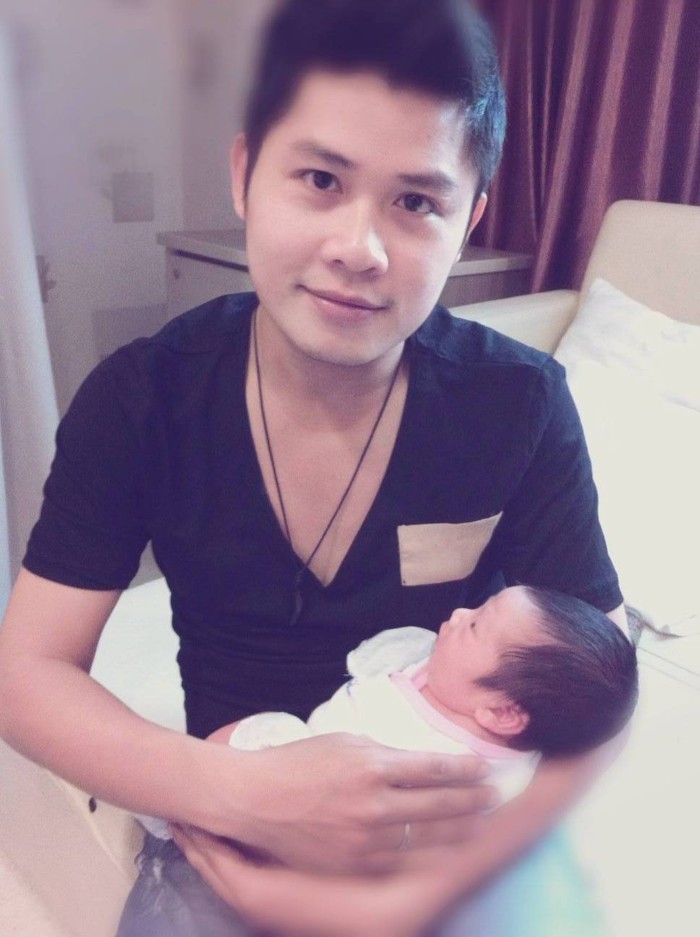 Niềm vui lần đầu được bế con của nhạc sĩ Nguyễn Văn Chung.