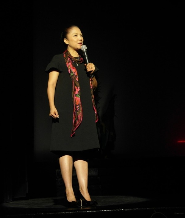 Mẹ của Linh Nga, diễn viên múa nổi tiếng Vương Linh đã giữ vai trò MC cho chương trình chỉ kéo dài 30 phút.