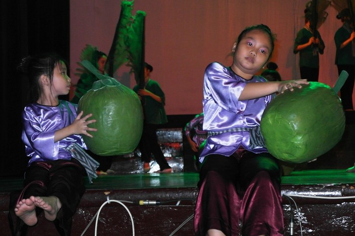 Những học trò của NSND Đặng Hùng - Vương Linh, cũng biểu diễn "đáp lễ" Chí Anh.