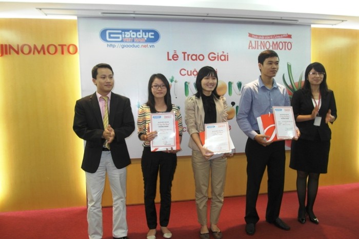 Ông Bùi Ngọc Cải (ngoài cùng bên trái) - Phó TBT Báo Giáo dục Việt Nam trao các giải nhì cho người chơi.