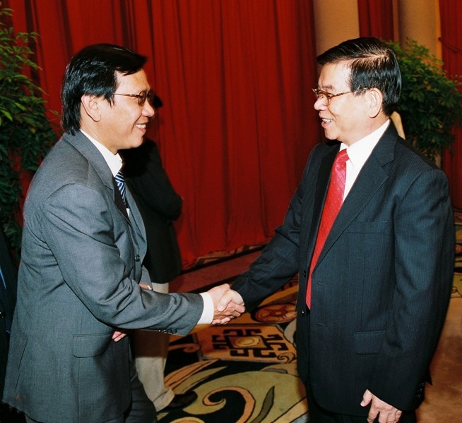 Ông Lê Chí Hiếu - Tổng giám đốc công ty ThuDuc House gặp Chủ tịch nước Nguyễn Minh Triết nhân dịp đón nhận danh hiệu Doanh nhân tiêu biểu năm 2009