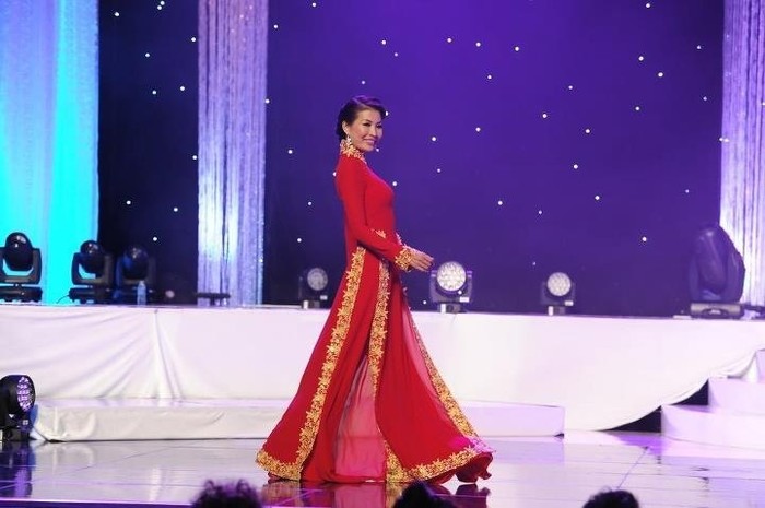 Diễm Kyly trong phần thi trang phục áo dài đêm chung kết Hoa hậu Phu nhân Người Việt Thế giới....