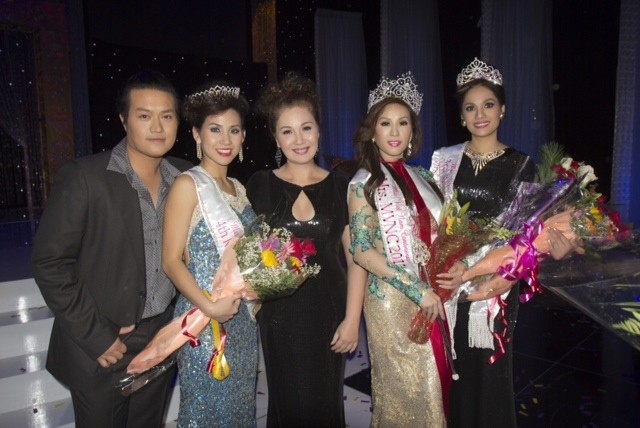 Minh Chánh (bìa trái) bên cạnh các thí sinh đăng quang Hoa hậu Phu nhân Người Việt Thế giới.