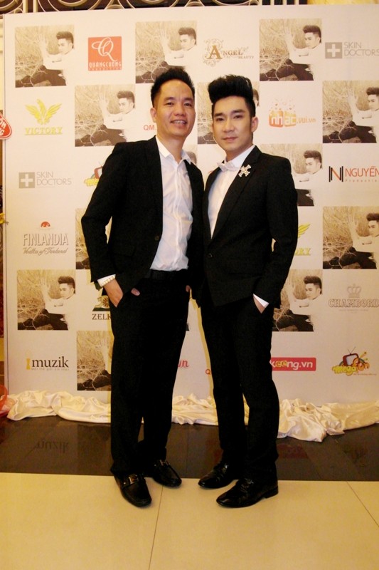 Quang Cường bên cạnh người em trai nổi tiếng, ca sĩ Quang Hà, trong ngày ra mắt album Sống buồn.