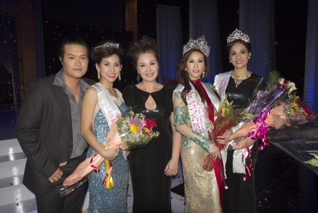 Minh Chánh (bìa trái) và bà Chung Ngọc Nhi (thứ 3 từ trái sang) bên cạnh các cô gái đăng quang Hoa hậu Phu nhân Người Việt Thế giới.