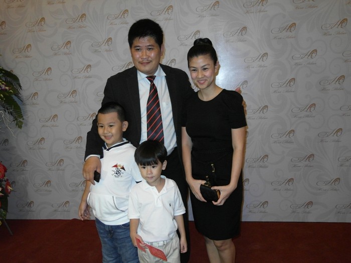 Phước Sang, Kim Thư và hai con trai Đôla, Euro trong một sự kiện gần đây.