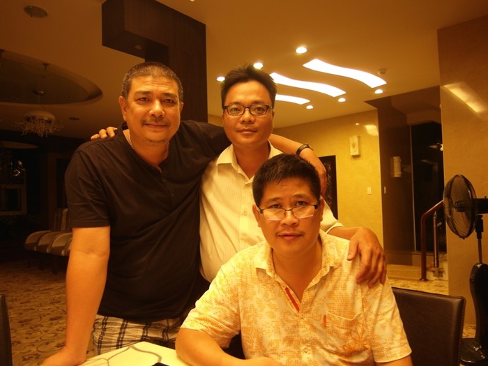 Đạo diễn, diễn viên Lê Tuấn Anh, tác giả bài viết và "ông bầu" Phước Sang.