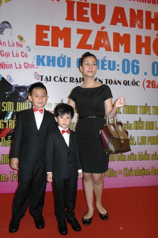 Tại buổi ra mắt phim chiếu tết Yêu anh! Em dám không của "ông bầu" Phước Sang, vào tối hôm qua, 1.1, Kim Thư lặng lẽ dẫn hai con trai Euro và Đôla đến tại nhà hát Hoà Bình, TP.HCM.