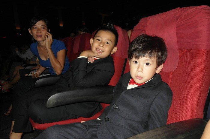 Trong khi đó hai đứa con trai của vợ chồng Kim Thư và Phước Sang xuống hàng ghế bên dưới ngồi cùng với người bảo mẫu.