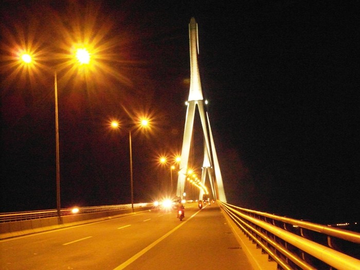 Cầu Cần Thơ, cây cầu dài nhất Đông Nam Á rực rỡ ánh đèn khi đêm về.