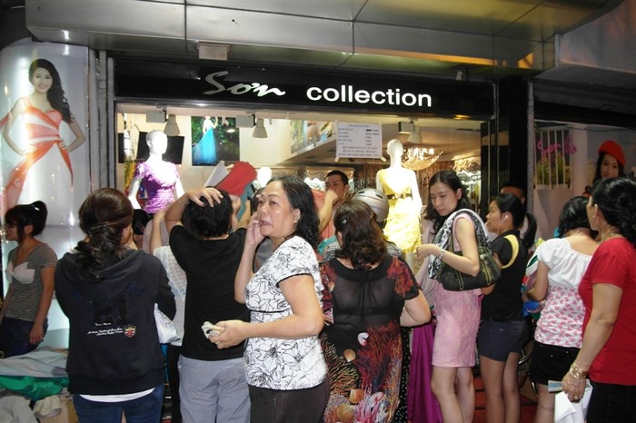 Thương hiệu Sơn Collection nổi tiếng cũng bày quần áo giảm giá ra vỉa hè trước cửa hàng nằm ngay ngã 4 Hai Bà Trưng - Võ Thị Sáu chào mời khách.
