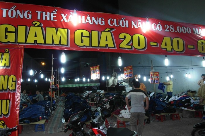 Bảng treo "Giảm giá" nổi bật của một cửa hàng quần áo nằm trên đường Phan Đăng Lưu, quận Phú Nhuận, TP.HCM.