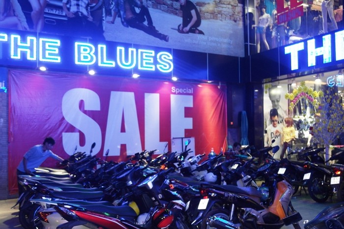 Băng-rôn với dòng chữ "Sale" to đùng ở phía trước thương hiệu quần áo The Blue.