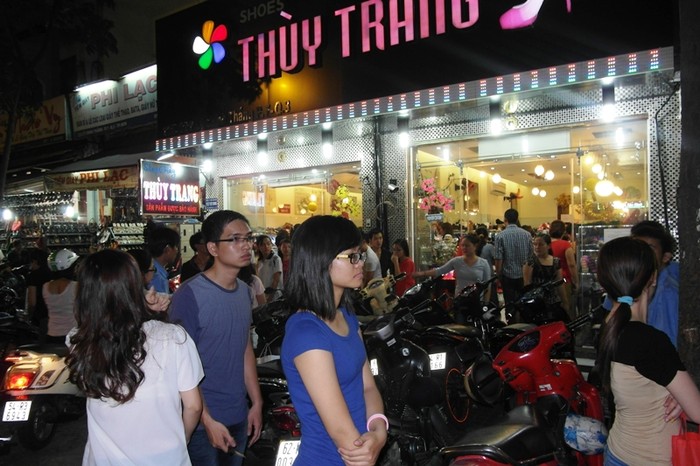 Trước cửa hàng giày dép Thuỳ Trang trên đường Lý Chính Thắng quận 3, có rất nhiều bạn trẻ đang chen chúc vào chọn mua giày dép để du xuân.