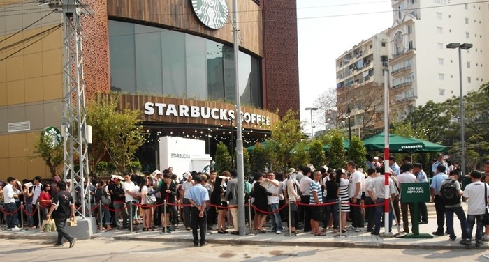 Chầu chực, xếp hàng dưới trời nắng để được thưởng thức cà phê Starbucks.