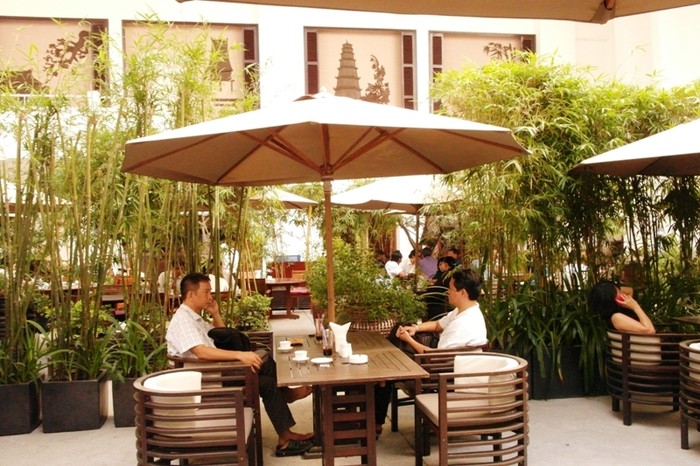 Không gian mang hồn quê đầy lãng mạn của quán cà phê ở khách sạn 5 sao Rex.