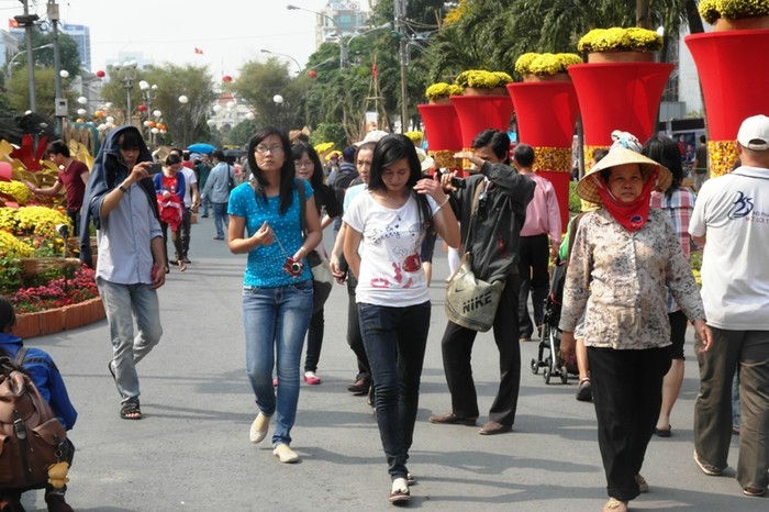 Đường hoa Nguyễn Huệ khai mạc vào sáng hôm qua, 7.2. Hôm nay người dân thành phố đã tranh thủ thời gian đi dạo con đường hoa nổi tiếng này.