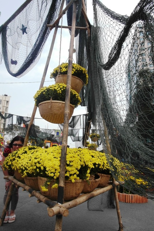 Lưới đánh bắt cá của ngư dân "chen" cùng hoa tại khu vực "biển, đảo".