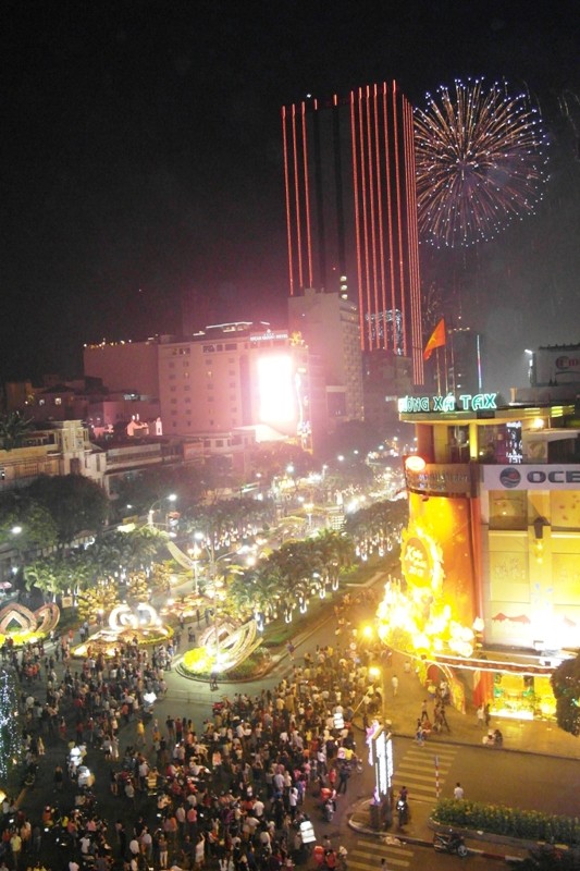 Có hàng chục nghìn người náo nức xem pháo hoa, chật kín đường Nguyễn Huệ.