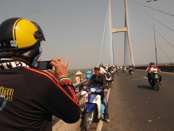 Chụp ảnh lưu niệm trên cầu Mỹ Thuận.