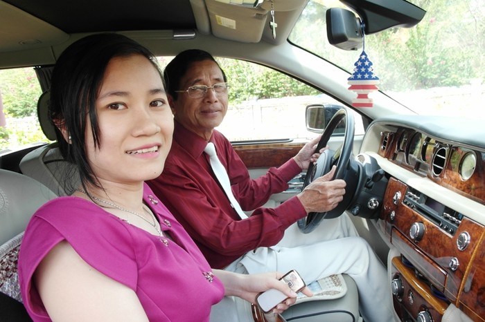 Ông Lê Ân đang chở cô vợ trẻ đi thị sát khu du lịch Chí Linh của mình tại thành phố Vũng Tàu bằng chiếc Roll Royce trị giá hơn 20 tỷ đồng.