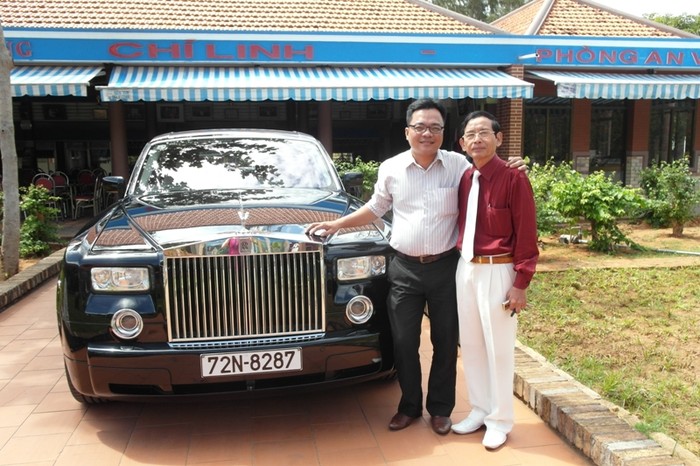 Đại gia Lê Ân và tác giả bài viết chụp ảnh lưu niệm bên chiếc Roll Royce của ông.