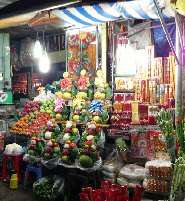 Quầy hoa quả, nhang, đèn ngay gần cổng vào chùa Bà.
