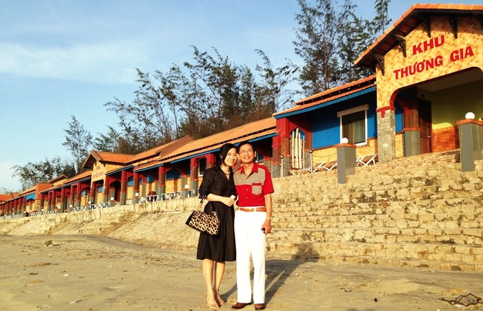 Ông Lê Ân và vợ đang đi thị sát khu du lịch Chí Linh của mình.