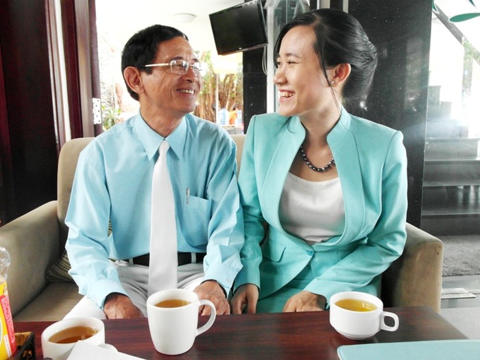 Ông Lê Ân cho biết rất hạnh phúc vì người vợ trẻ của mình cũng có "thói quen" làm từ thiện như mình.