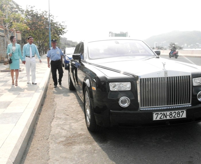 Kết thúc bữa điểm tâm, hai vợ chồng ông Lê Ân bước ra chiếc Rolls Royce đang chờ sẵn.