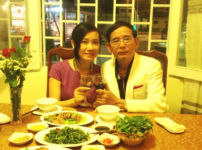 Ngoài niềm hạnh phúc làm từ thiện, đại gia Lê Ân còn có niềm hạnh phúc gia đình, bên cô vợ trẻ Mai Thị Mai mới 21 tuổi. Trong ảnh: Hai vợ chồng ông đang nâng ly kỷ niệm 3 năm ngày cưới, ngay ngày 8/3 vừa qua.