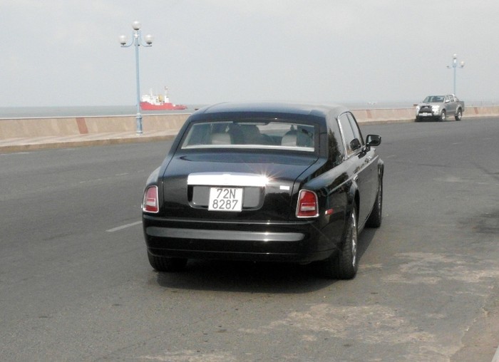 Chiếc Rolls Royce đắt tiền của ông Lê Ân là chiếc duy nhất tại thành phố Vũng Tàu nên rất nổi tiếng, tập trung mọi ánh nhìn khi di chuyển.