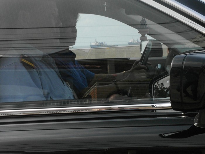 Phía trước xe, một vệ sĩ ngồi bên phải, và một vệ sĩ kiêm luôn vai trò tài xế.