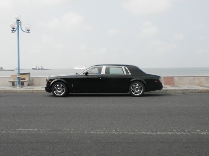 Chiếc Rolls Royce có chiều dài hơn 6 mét được yên vị cạnh bờ biển.