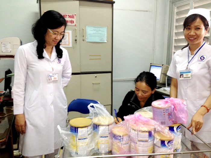 Bác sĩ Nguyễn Ánh Tuyết, Phó Giám đốc bệnh viện Nhân dân Gia Định đến tiễn bà Tài Thị Tánh, trước khi bà bồng cháu về quê Ninh THuận nuôi dưỡng.