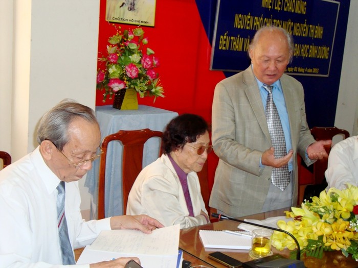 Nguyên Phó Chủ tịch nước Nguyễn Thị Bình (giữa), nguyên Bộ trưởng Bộ Giáo dục & Đào tạo Trần Hồng Quân (trái) đang lắng nghe Giáo sư, Viện sĩ Cao Văn Phường, Hiệu trưởng trường ĐH Bình Dương báo cáo thành tích mà trường đạt được.